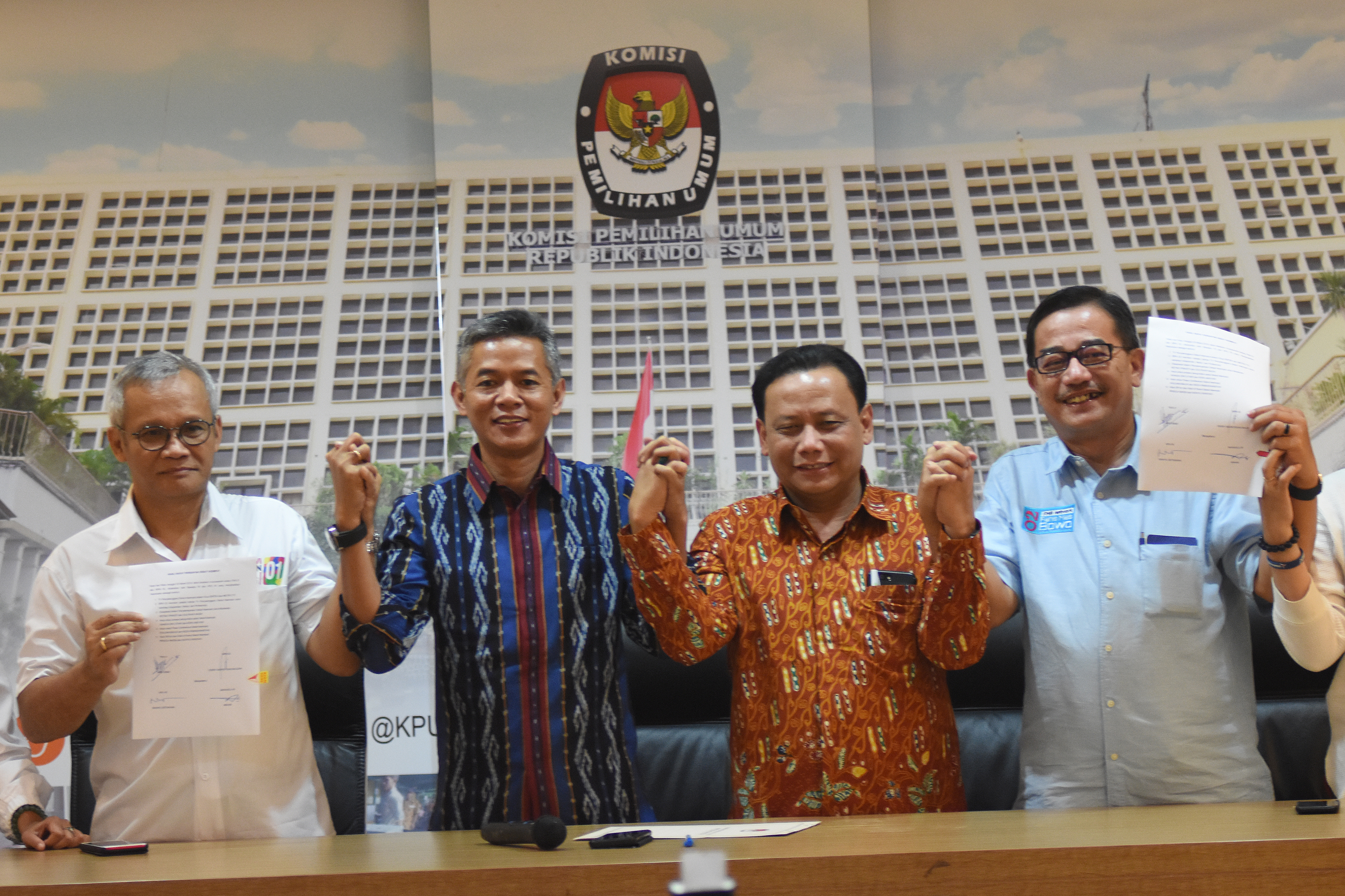 Ketua Bawaslu Abhan, saat memaparkan persiapan debat keempat Pilpres 2019 di kantor KPU, Senin (25/3)