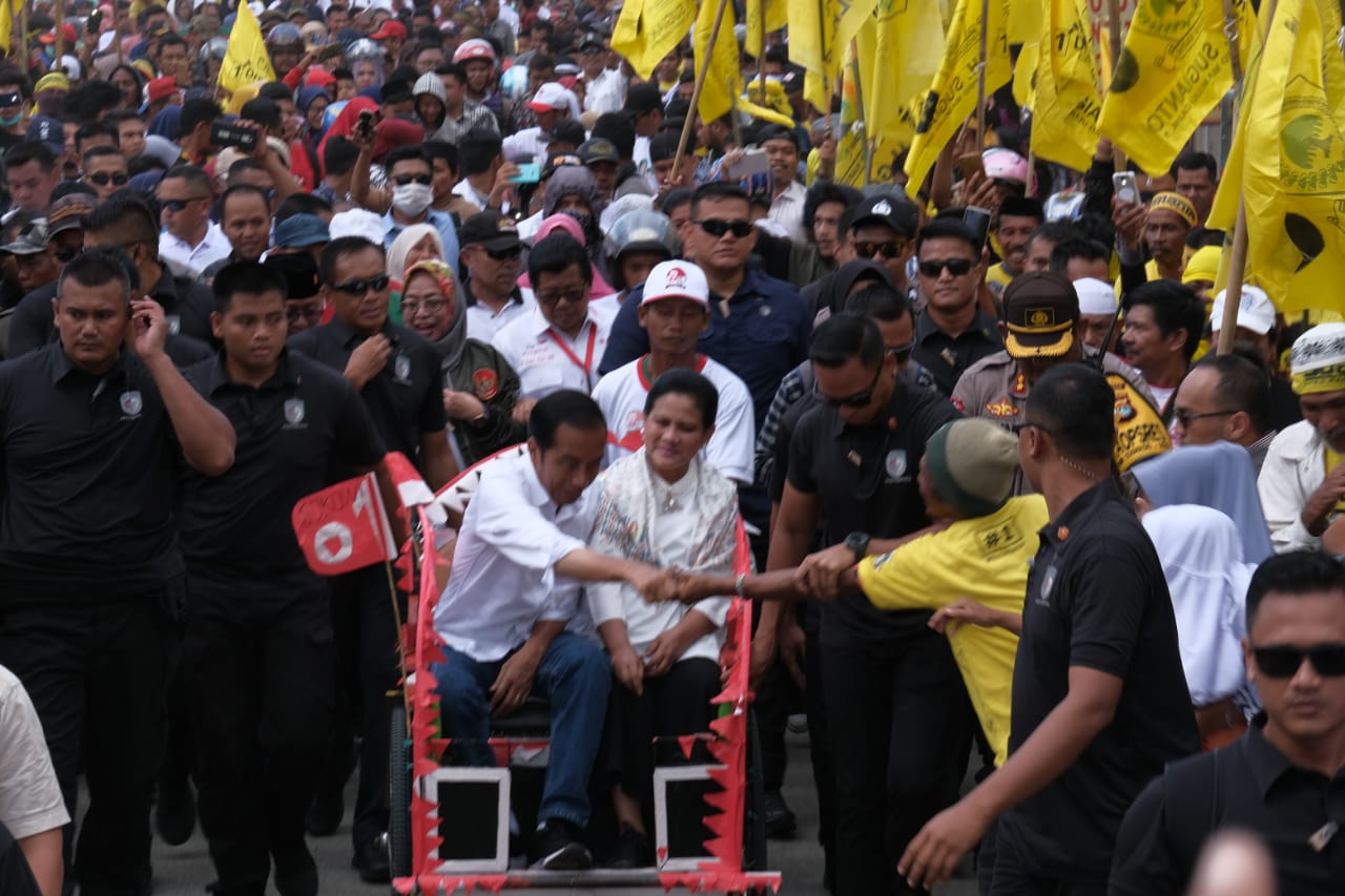 Calon Presiden nomor urut 01, Joko Widodo saat berkampanye di Mamuju, Sulawesi barat, Kamis (28/3)