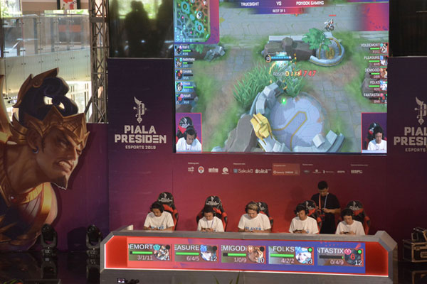  Peserta mengikuti babak kualifikasi regional Piala Presiden Esport 2019 di kawasan Kuta, Bali, Minggu (10/2/2019)