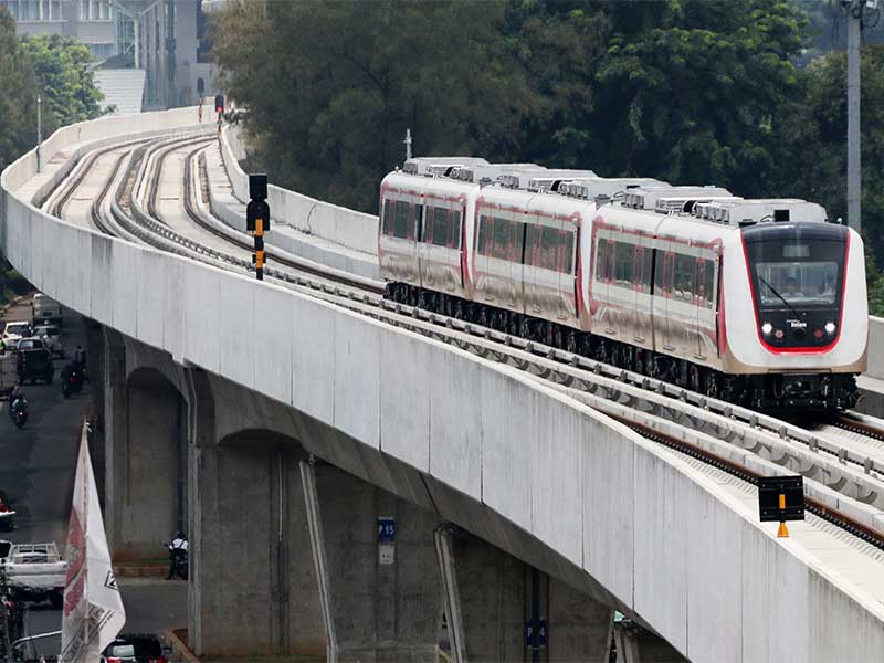  Kereta ringan atau Light Rail Transit (LRT) rute Velodrome-Kelapa Gading memasuki Stasiun Velodrome Jakarta, Senin (25/2/2019). 