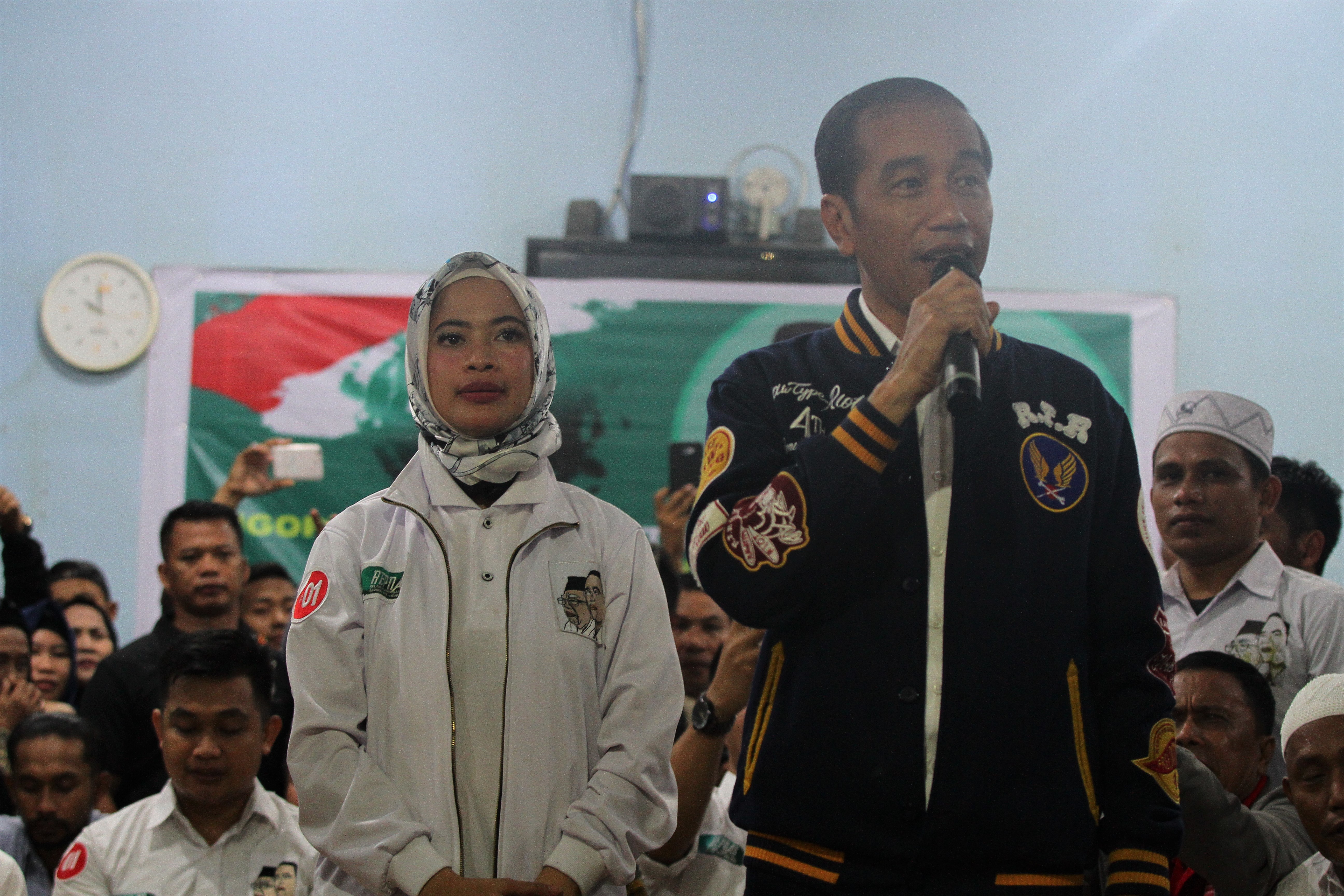 Calon presiden nomor urut 01 Joko Widodo menjelaskan soal kartu prakerja kepada para Relawan Pengusaha Muda Nasional di Kendari, Sulawesi Tenggara, Jumat (1/3).