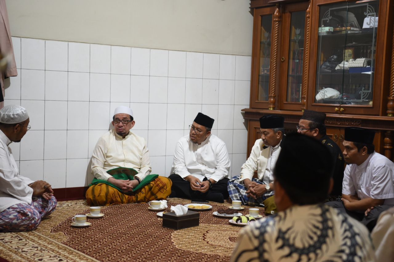 Ketua Majelis Syuro Partai Keadilan Sejahtera (PKS) Salim Segaf Al Jufri melakukan ziarah ke Makam Sunan Gunung Jati, Cirebon, Jawa Barat.