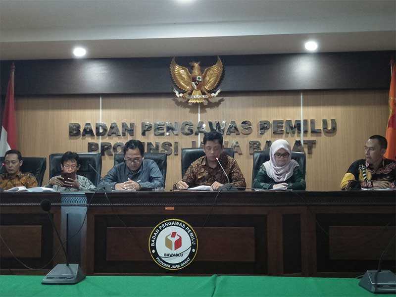 Ketua Bawaslu Jawa Barat, Abdullah (ketiga kanan) dan anggota bawaslu Jawa Barat di Bandung