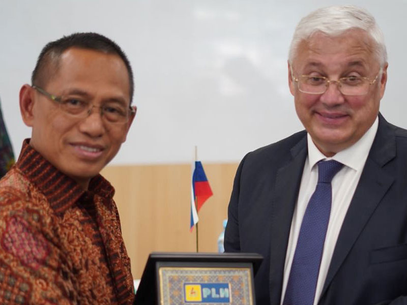 Direktur Human Capital PLN Muhamad Ali bertukar cendera mata dengan Rektor Moscow Power Engineering Institute Rogalev Nikolay Dmitrievich