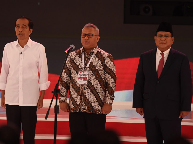 Capres nomor urut 01 Joko Widodo (kiri) bersalaman dengan capres nomor urut 02 Prabowo Subianto ditengahi Ketua KPU Arief Budiman.