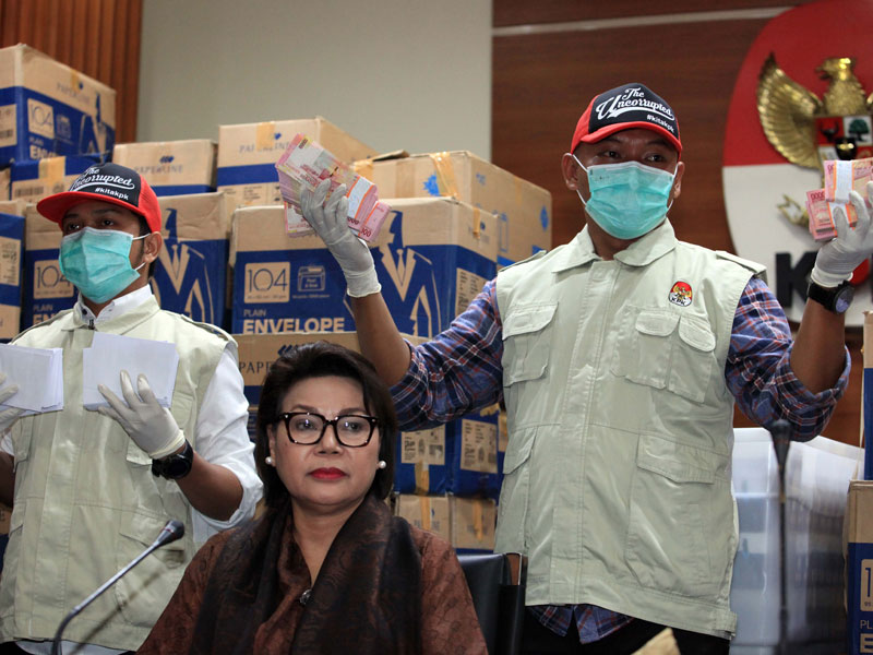 Wakil Ketua KPK Basaria Panjaitan mendampingi penyidik KPK menunjukkan barang bukti hasil operasi tangkap tangan di Jakarta saat konferensi 