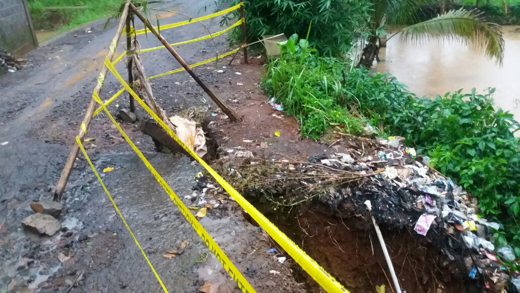 Garis polisi dipasang di lokasi longsor di Ciamis, Jawa Barat pada awal 2018.