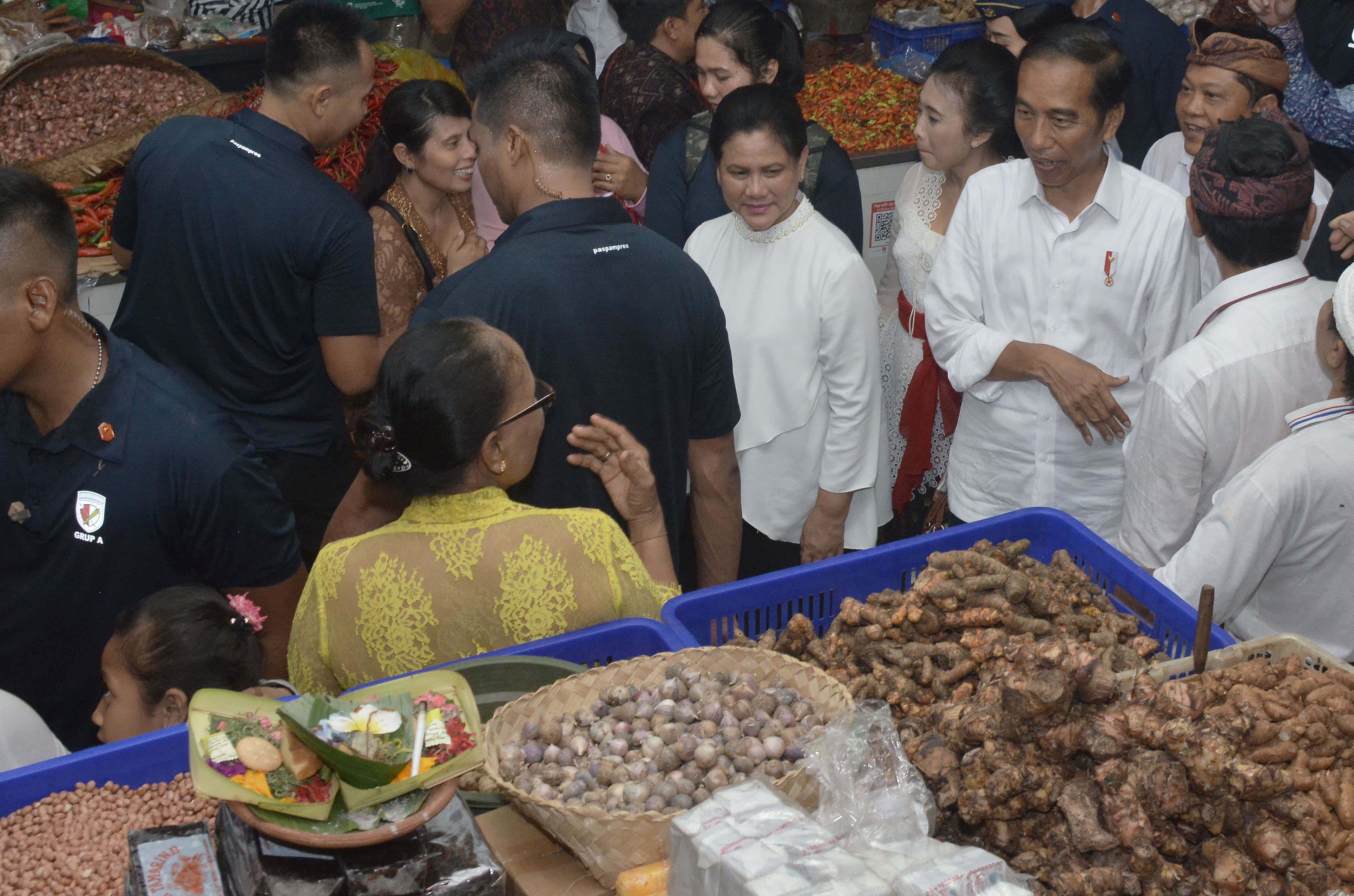 Presiden Joko Widodo dan Ibu Negara Iriana Joko Widodo berbincang dengan pedagang saat peresmian Pasar Badung di Denpasar, Bali, Jumat (22/3).