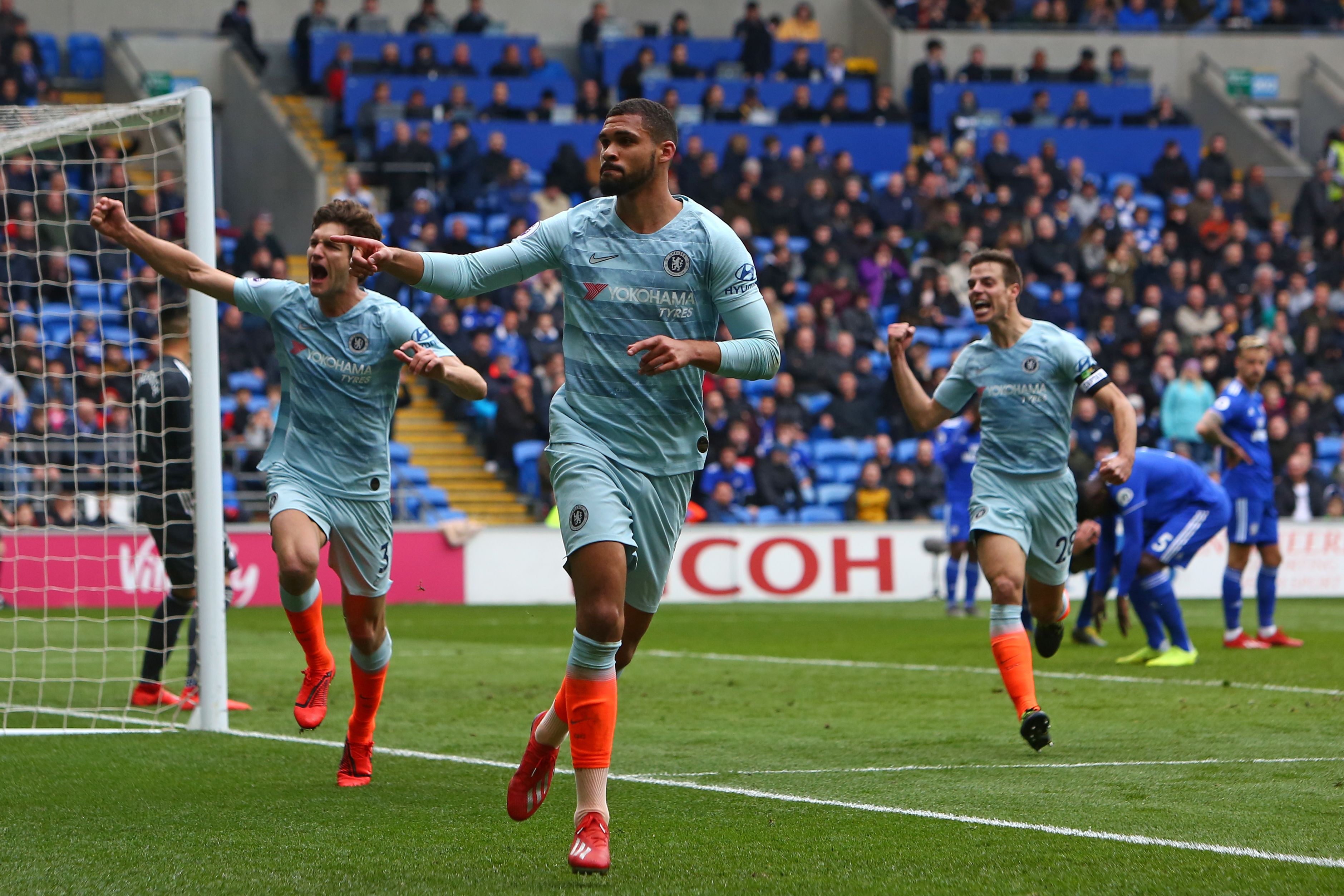 Gelandang Chelsea Ruben Loftus-Cheek (tengah) merayakan gol.