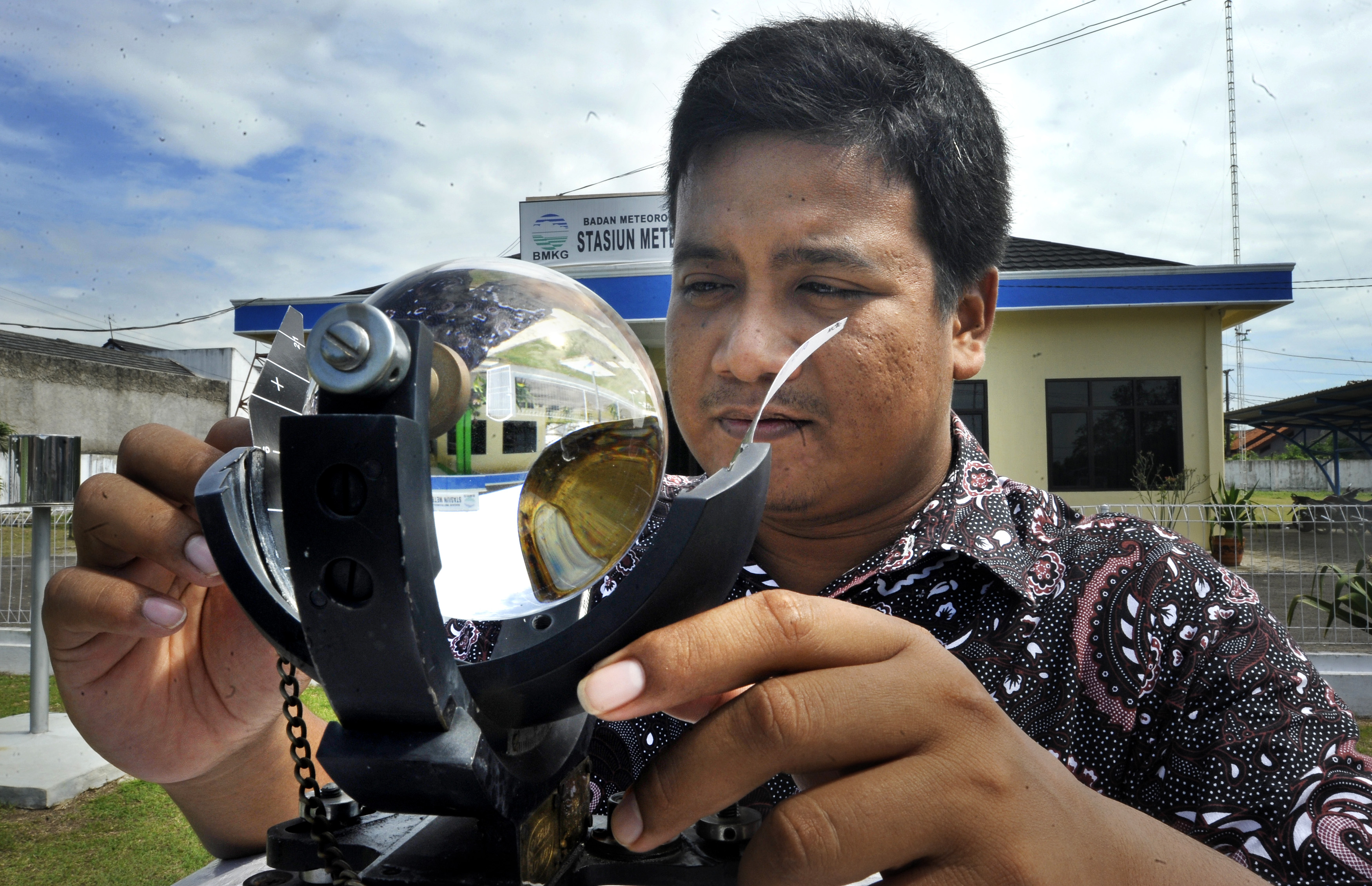 Petugas BMKG (Badan Meteorologi, Klimatologi dan Geofisika) mengamati alat pengukur penyinaran matahari (Cendo Stock) di Laboratorium Terbuka BMKG di Serang, Banten