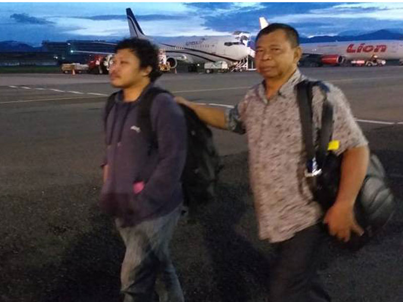 Sigit Hendro Purnomo (jaket biru) saat diamankan tim dari Kejati Jatim.