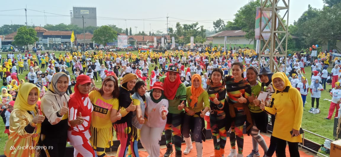  5000 emak emak dukung jokowi gelar senam jempol masal