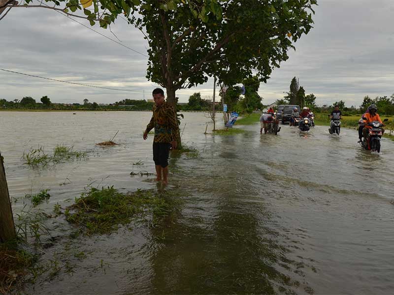  Tak hanya banjir luapan sungai Bengawan Solo, curah hujan tinggi juga menyebabkan banjir di Desa Bakalanpule, Kecamatan Tikung, Kabupaten Lamongan, Jawa Timur, Sabtu (8/3) siang.