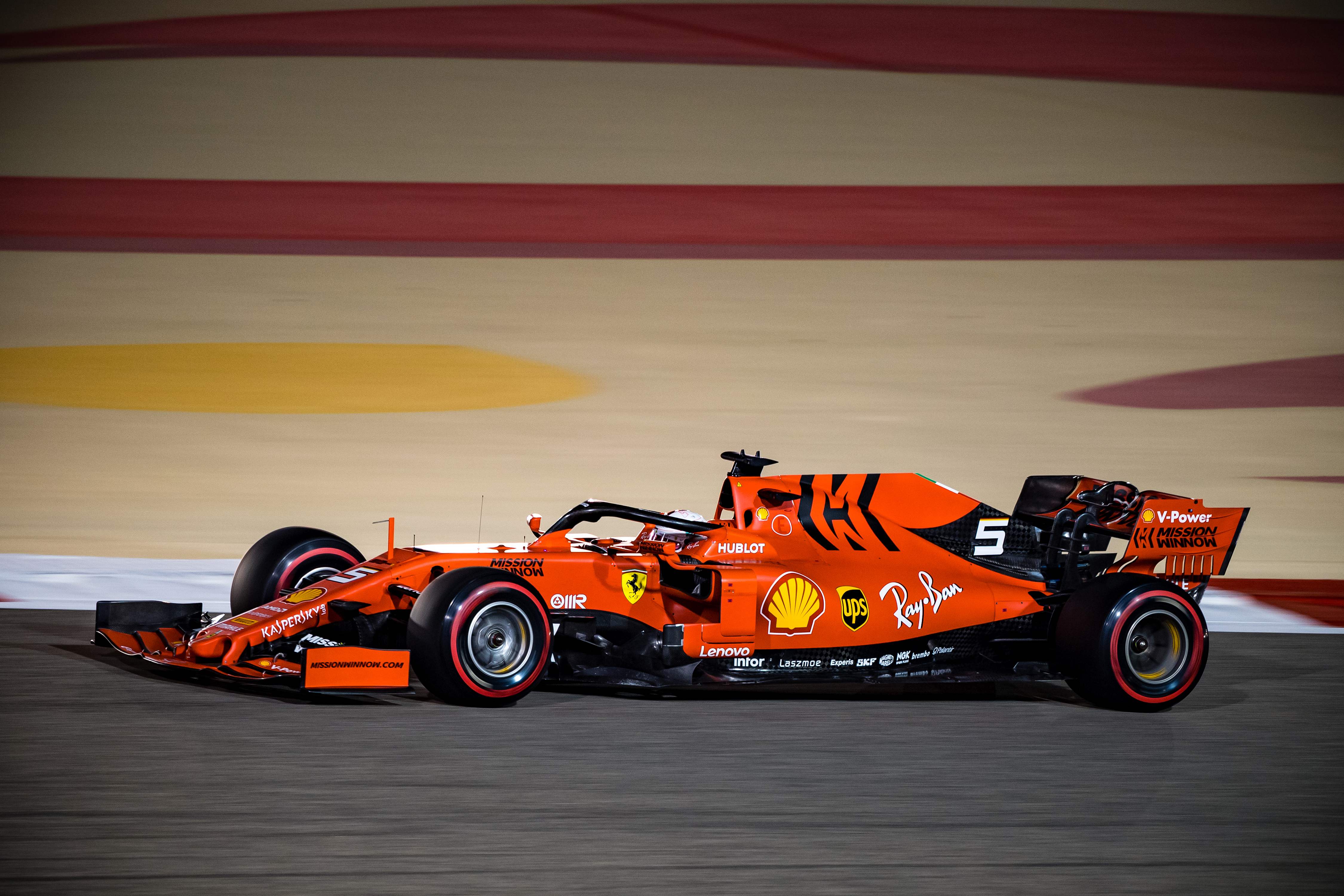 Pembalap Ferrari asal Jerman Sebastian Vettel menyetir mobilnya selama sesi kualifikasi jelang Grand Prix Formula Satu Bahrain  30-03-2019