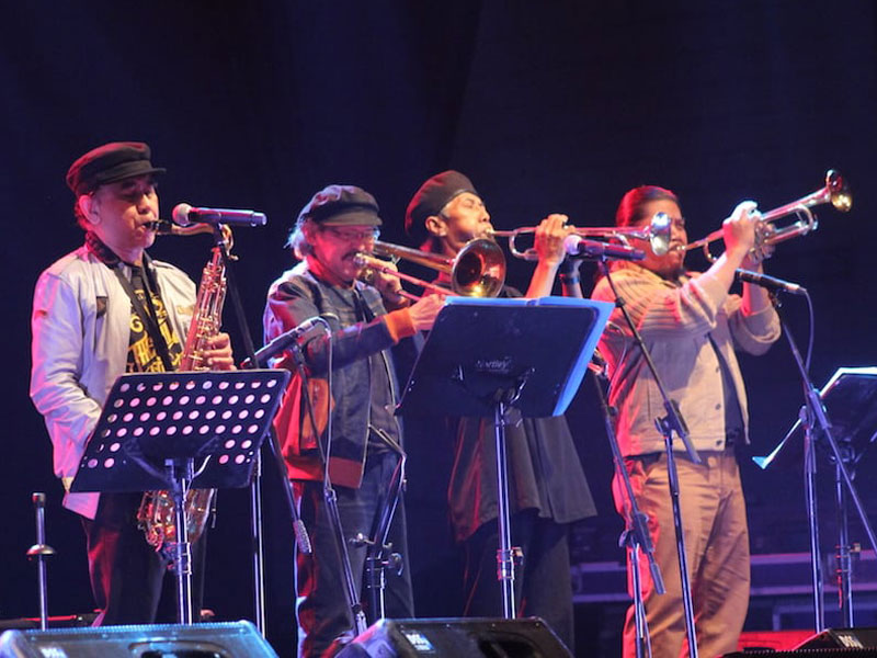 Tengku Zulian Iskandar (paling kiri) tampil bersama The Rollies dalam Java Jazz Festival 2018 