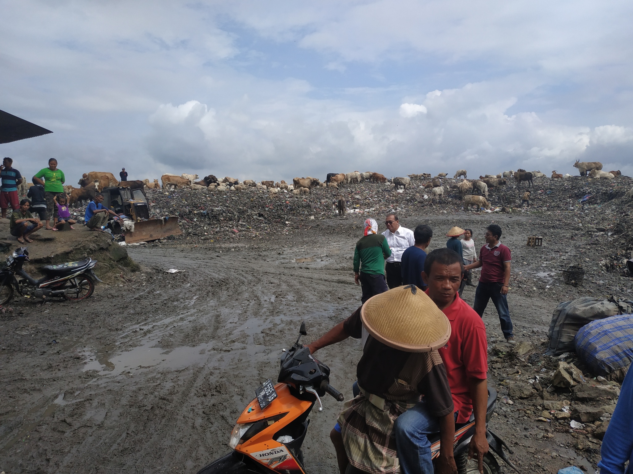 Ketua DPRD DIY, Yoeke Indra Agung Laksana (baju putih) Sidak ke TPST Piyungan