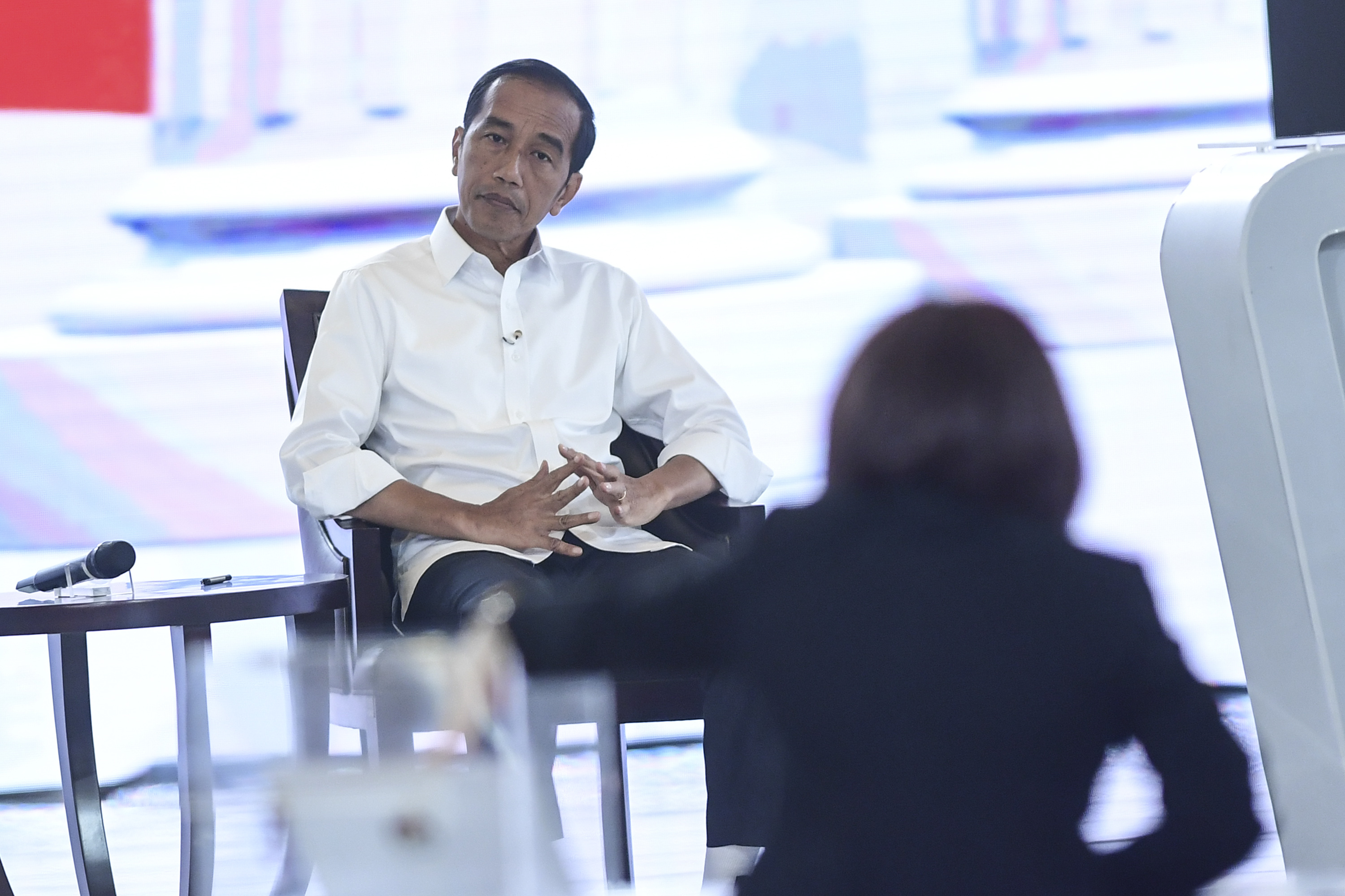 Capres nomor urut 01 Joko Widodo mengikuti debat capres putaran keempat di Hotel Shangri La, Jakarta, Sabtu (30/3).