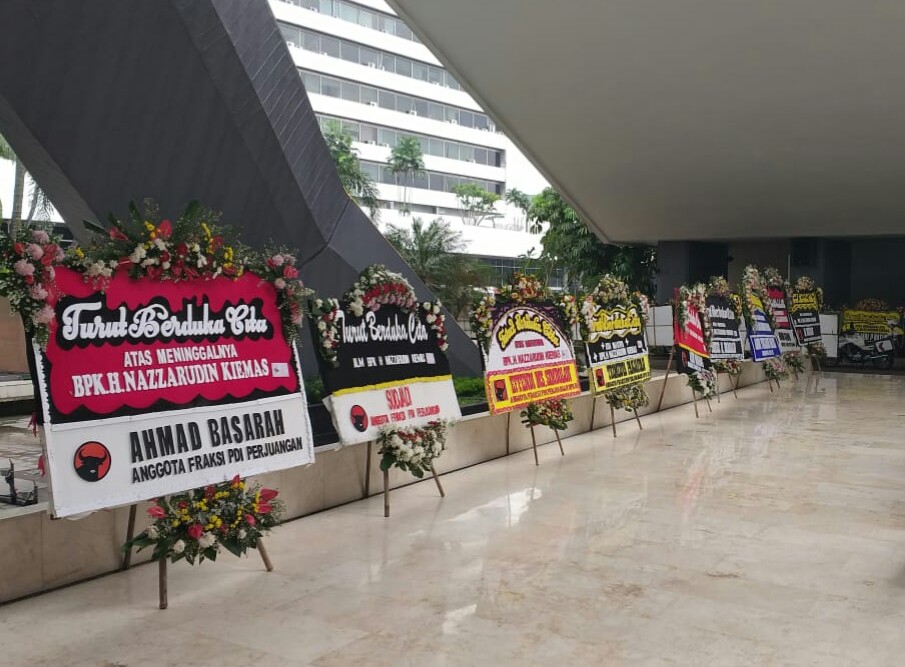 Karangan bunga kiriman dari rekan-rekan Nazaruddin Kiemas di PDI Perjuangan dan DPR menghiasi pintu masuk menuju Gedung Nusantara DPR.
