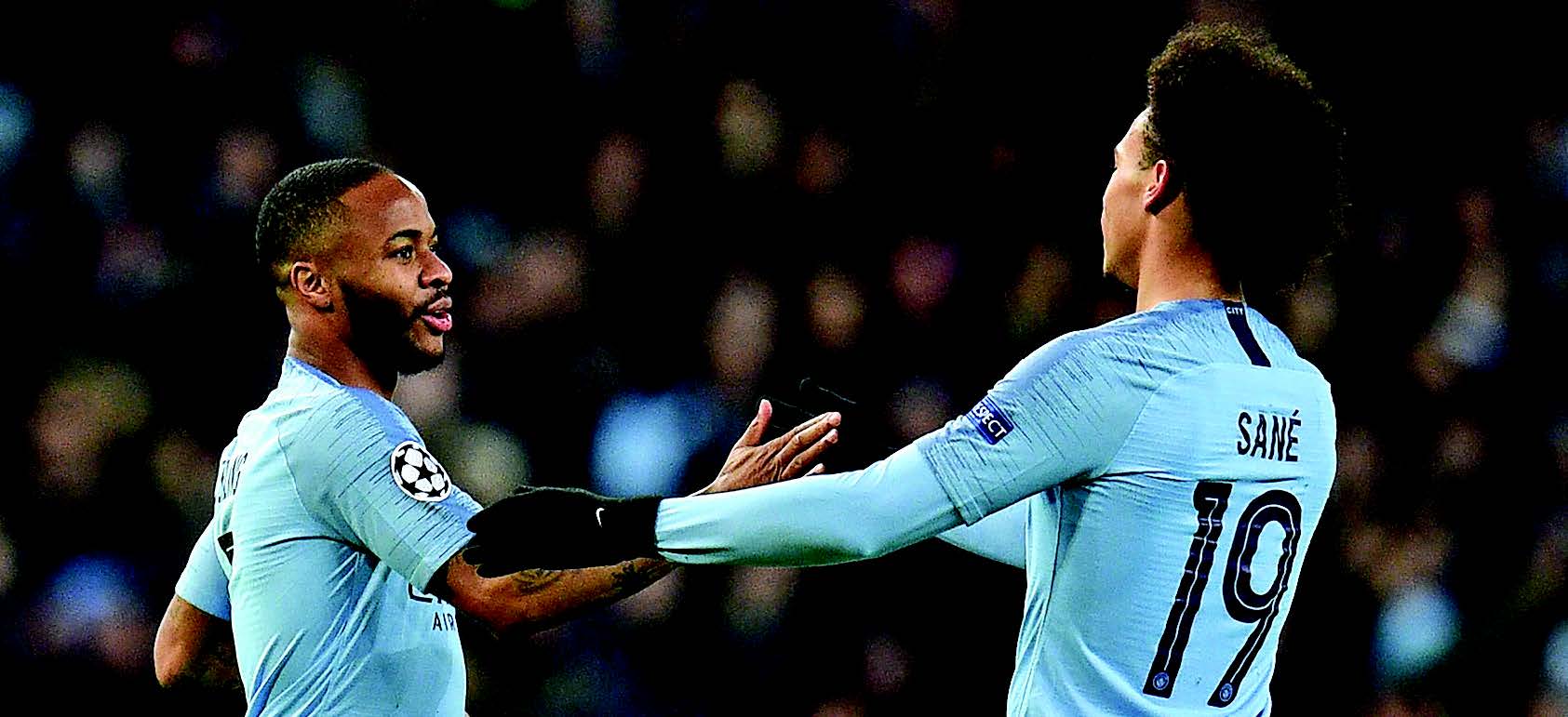 Raheem Sterling (kiri) tengah merayakan golnya bersama gelandang Leroy Sane dalam pertandingan Liga Champions melawan Schalke 04 