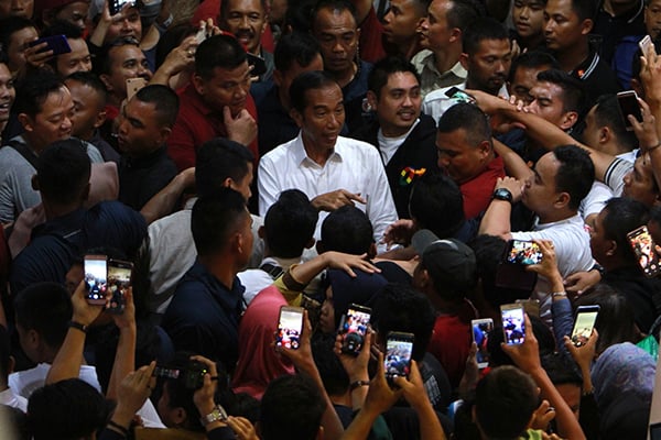 Calon Presiden nomor urut 01 Joko Widodo menyapa pendukungnya