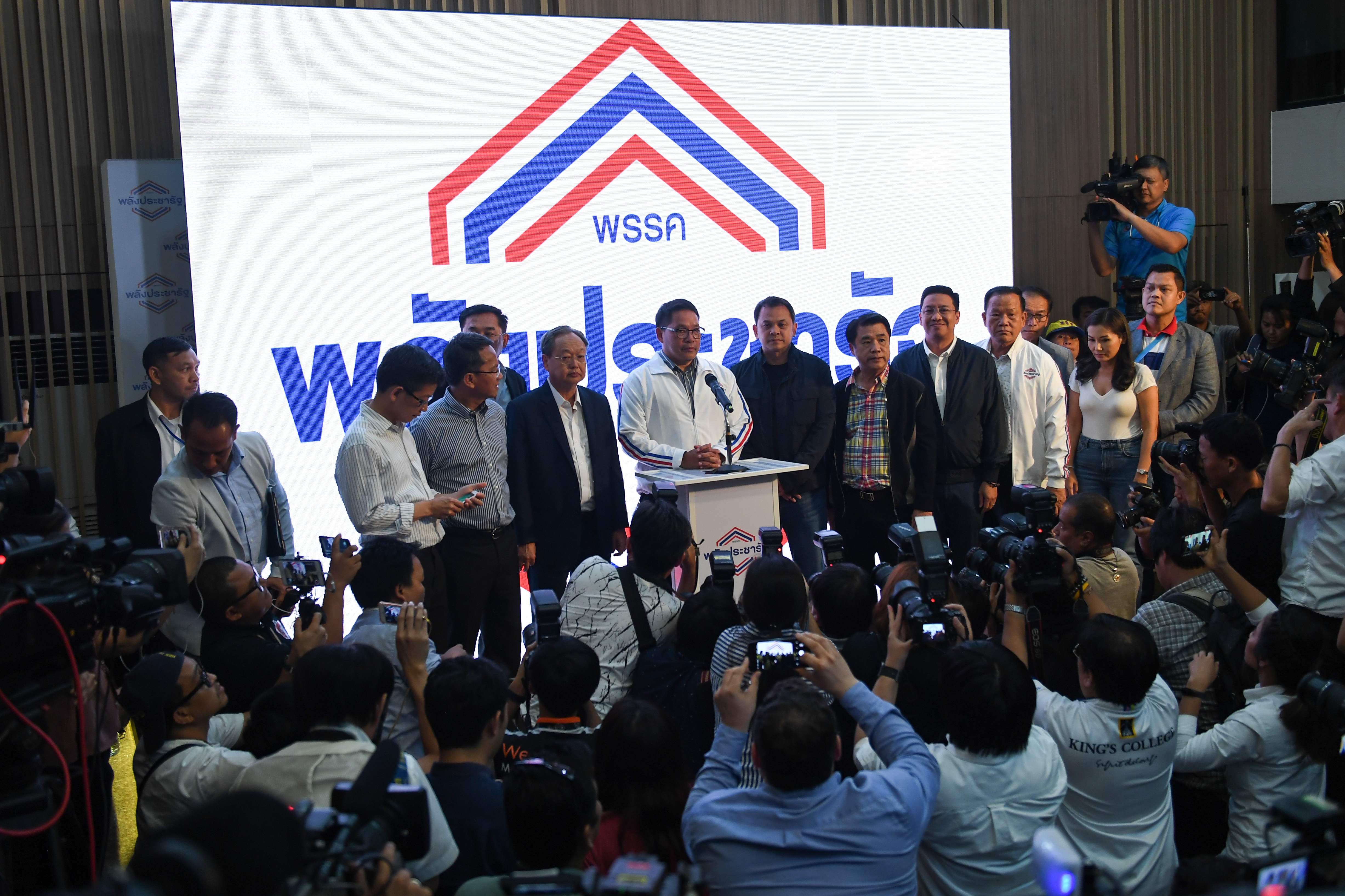 Konferensi pers di markas Phalang Praharat di Bangkok.