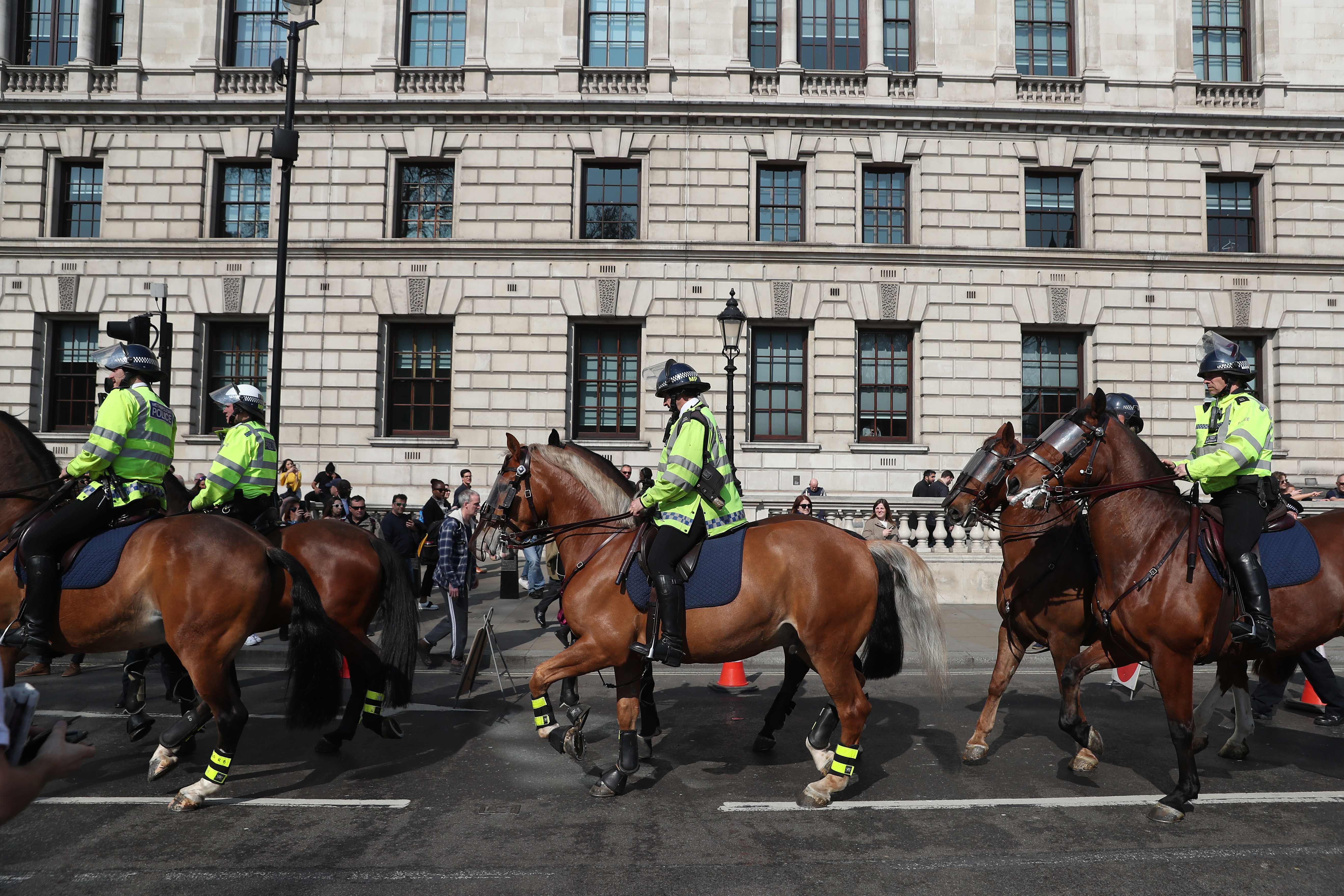 Polisi berkuda Inggris melakukan patroli di dekat lapangan parlemen, London, hari ini.