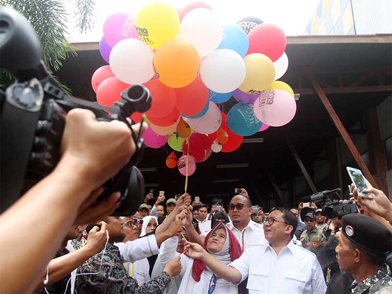  Wakil ketua tim pemenang calon presiden pasangan no urut 02 Prabowo-Sandi, Neno Warisman (dua ke kiri) dan Wakil ketua Gerinda Fadli Zon (dua ke kanan) melepaskan balon setelah deklarasi Kebangsaan Relawan Prabowo-Sandi Ganti Presiden, di Padang, Sumatera