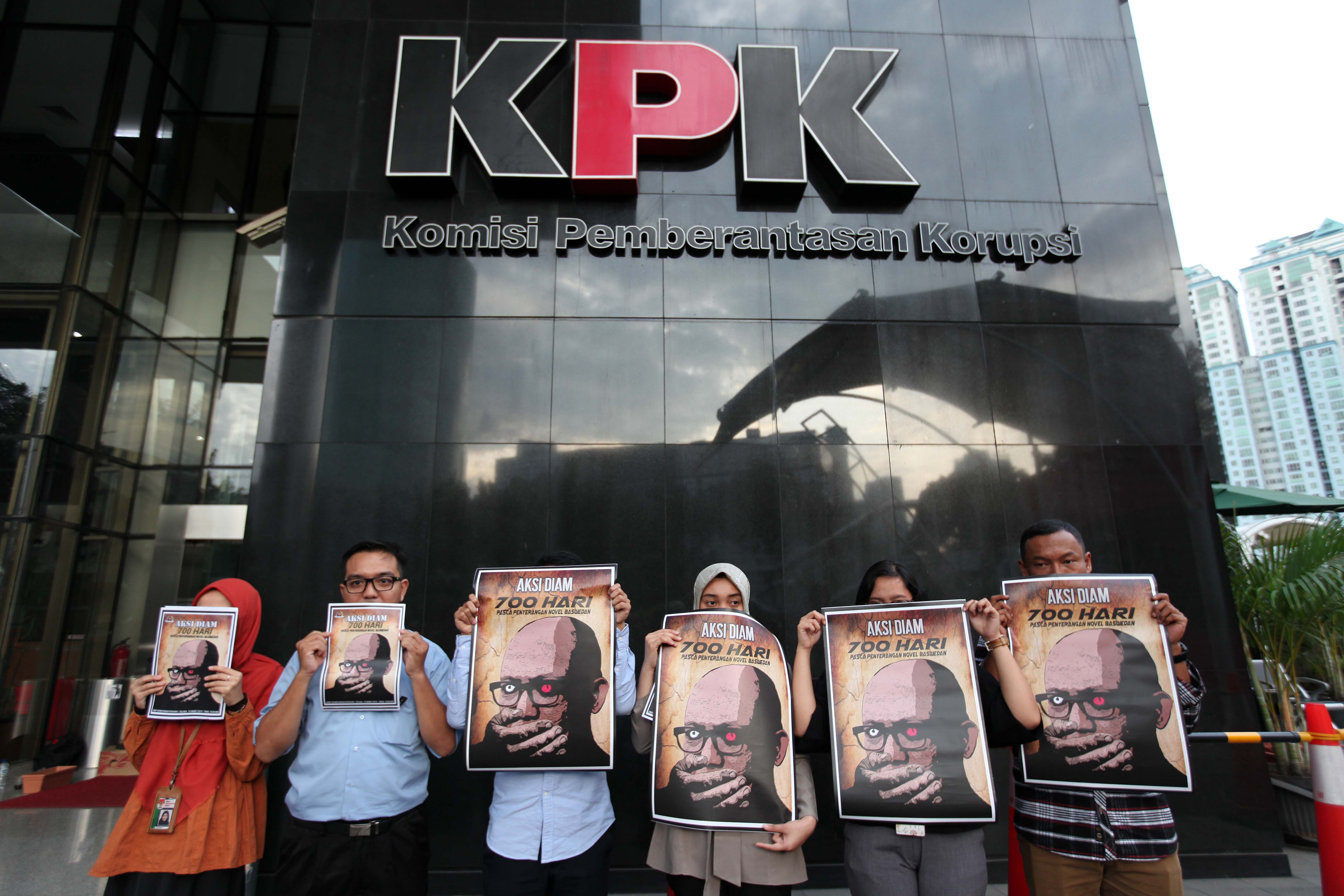 Sejumlah aktivis melakukan aksi di Gedung KPK, Jakarta, Selasa (12/3).