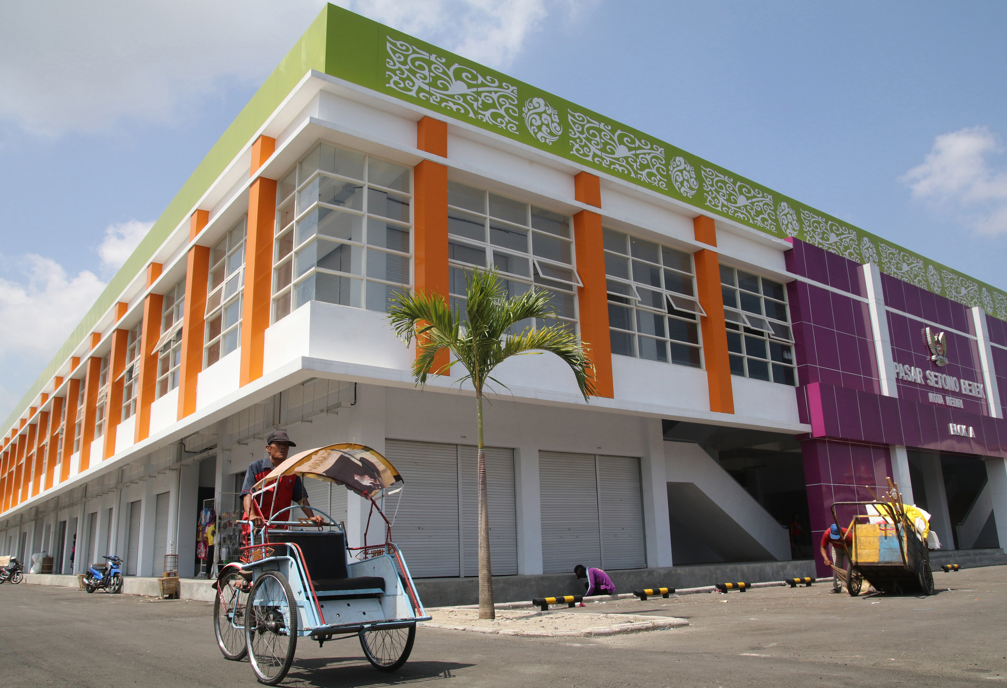 Tukang becak melintas di depan pasar Setono Betek yang selesai direnovasi di Kota Kediri, Jawa Timur, beberapa waktu lalu. 