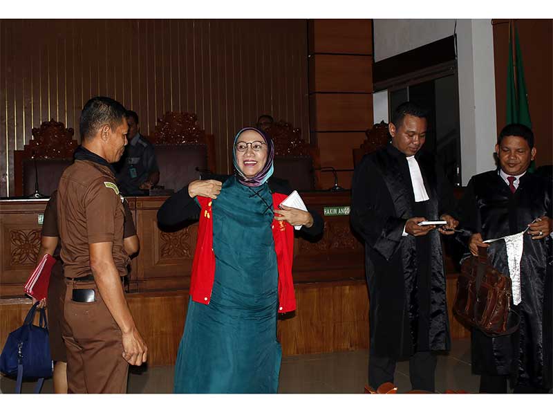Terdakwa kasus dugaan penyebaran berita bohong atau hoaks, Ratna Sarumpaet (berkerudung) menjalani sidang putusan sela di PN Jakarta Selatan, Jakarta, Selasa (19/3).