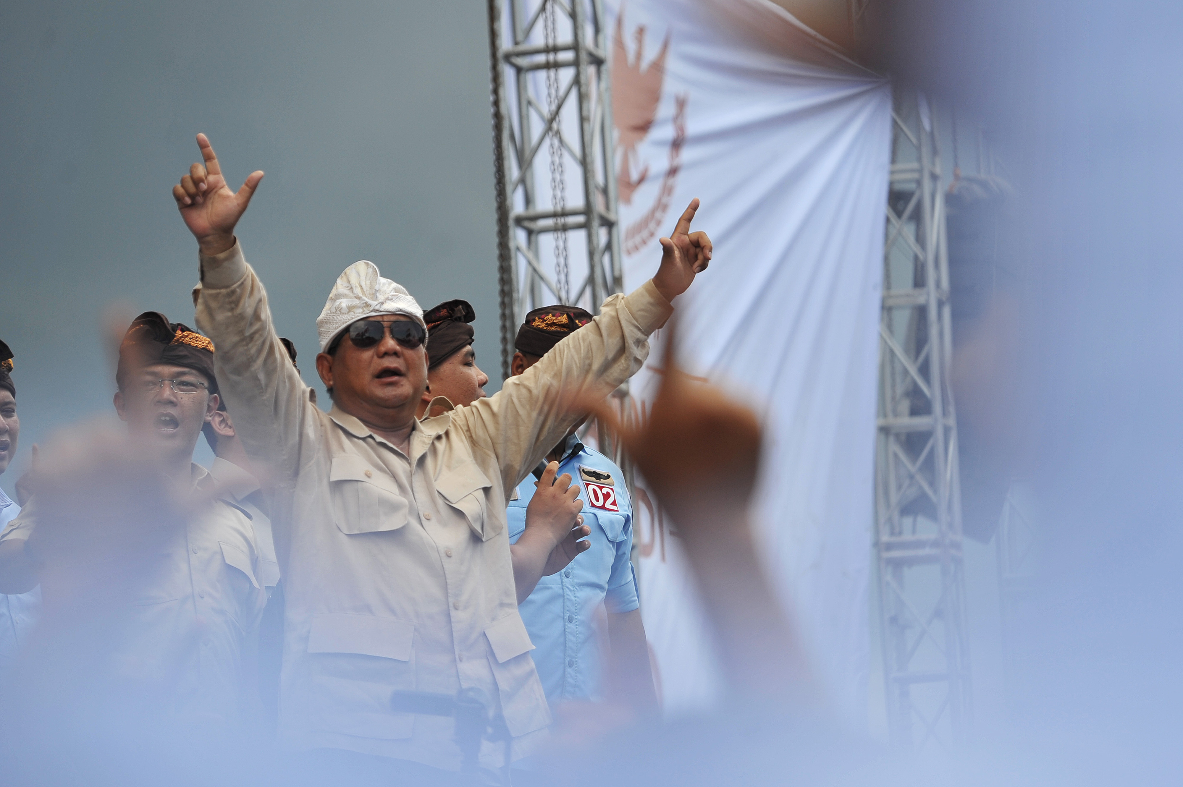 Calon Presiden nomor urut 02 Prabowo Subianto (kiri) menyampaikan orasi politiknya dalam kampanye terbuka di lapangan Kompyang Sujana, Denpasar, Selasa (26/3). Prabowo Subianto berjanji akan membuat perubahan lebih baik bagi rakyat Indonesia, lebih sejahte