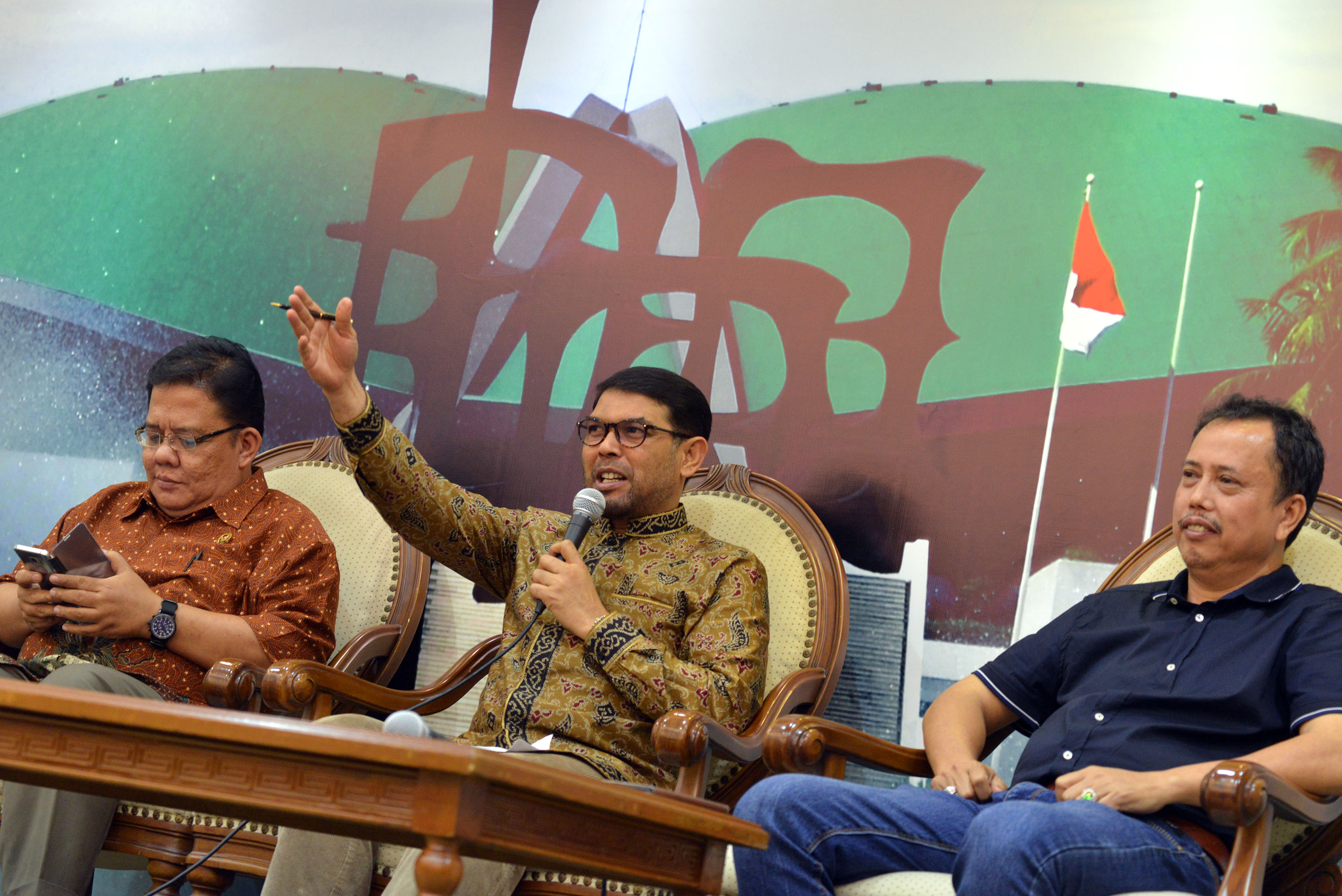  ANALISA TITO CALON TUNGGAL KAPOLRI: Anggota Komisi III DPR Nasir Djamil (tengah) didampingi anggota Kompolnas Adrianus Meliala (kiri) dan Direktur Indonesian Police Watch Neta S. Pane berbicara dalam diskusi Dialektika Demokrasi di Press Room DPR, Nusanta
