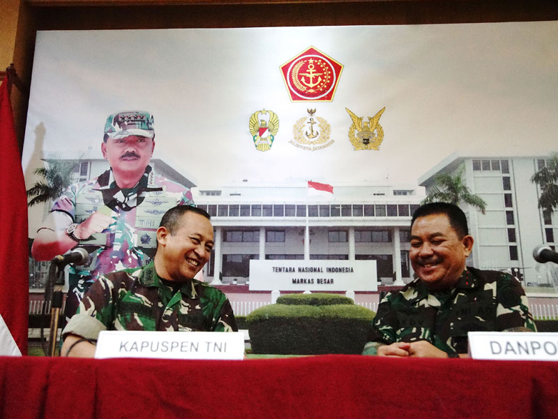 Kapuspen TNI Mayjen Sisriadi (kiri) bersama Danpom TNI Mayjen Dedy Iswanto memberikan keterangan pers di Balai Wartawan Mabes TNI Cilangkap Jakarta, Jumat (22/3/2019). Jumpa pers tersebut terkait viralnya video mobil pajero yang memakai plat TNI 3005-00 ya