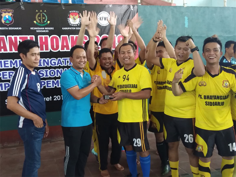 Wartawan Sidoarjo Gelar Futsal Anti Hoaks dan Pemilu Damai 