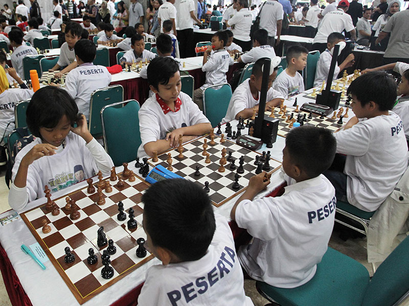 TURNAMEN CATUR PIALA KETUA DPR: Suasana turnamen catur terbuka piala Ketua DPR-RI yang diikuti total 1.042 peserta di loby Gedung Nusantara III, Jakarta, Sabtu (23/3). 