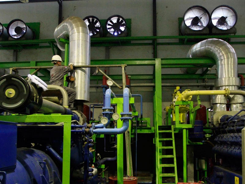 Pekerja memeriksa mesin Pembangkit Listrik Tenaga Sampah (PLTSa) di Tempat Pembuangan Sampah Terpadu (TPST) Bantar Gebang, Bekasi