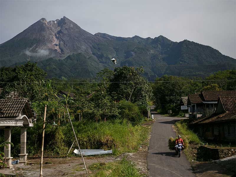 Warga mencari rumput di lereng Gunung Merapi di Balerante, Klaten, Jawa Tengah, Senin (18/2/2019). 