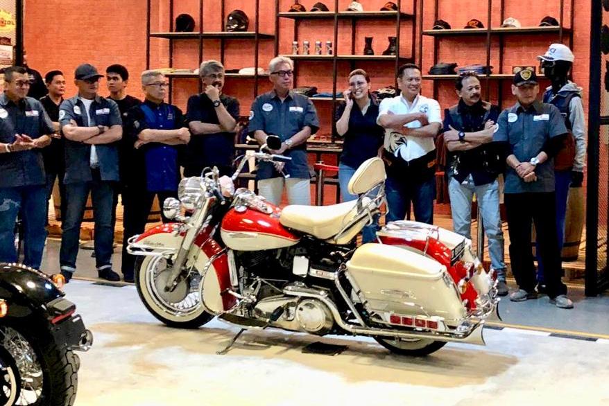 Ketua DPR Bambang Soesatyo saat menghadiri soft opening HDCI Store dan Kafe Urban Garage di Mall Kuningan City Jakarta, Minggu (17/3).