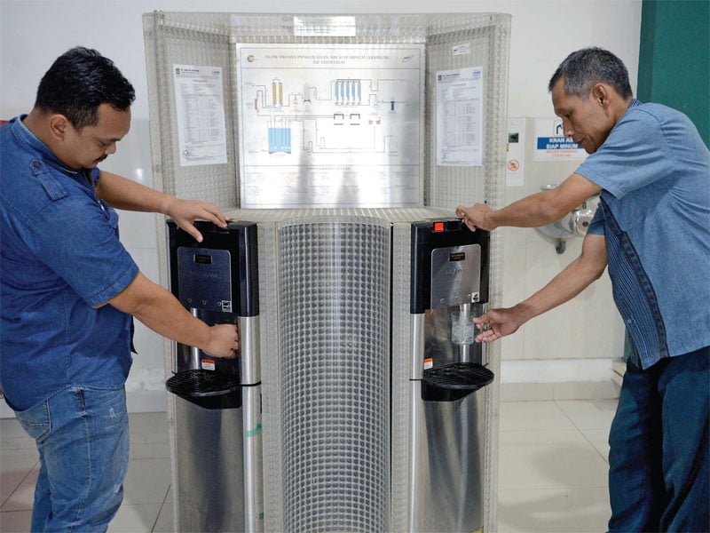 Pegawai meminum air dari alat Arsinum dalam mengolah air kotor di Gedung Geostech, Pupsiptek, Serpong, (28/2).