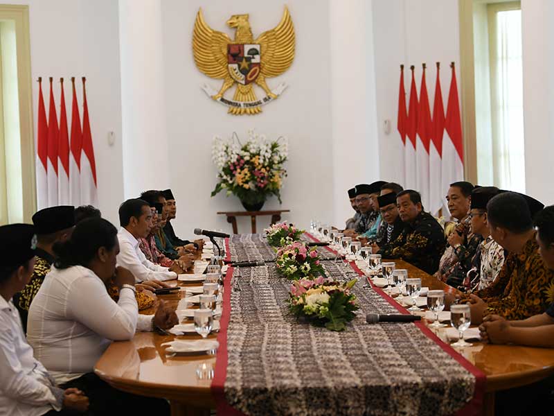 Presiden Joko Widodo (ketiga kiri) menerima pengurus ormas Forum Betawi Rempug di Istana Bogor, Jawa Barat, Senin (18/3/2019).