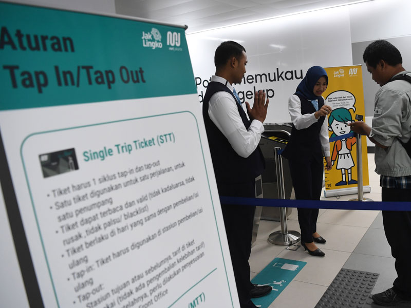 etugas mengecek data penumpang yang akan menaiki kereta MRT di Stasiun MRT Bundaran HI, Jakarta, Selasa (26/3/2019). 