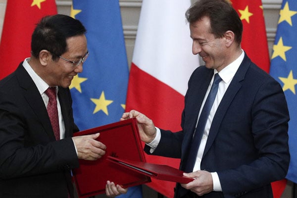Guillaume Faury (kanan) dan Ketua China Aviation Supplies Co Jia Baojun  menandatangani perjanjian di Elysee Palace di Paris, pada 20190325