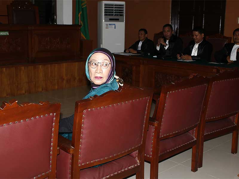 Terdakwa kasus dugaan penyebaran berita bohong atau hoaks, Ratna Sarumpaet (berkerudung) menjalani sidang putusan sela di PN Jakarta Selatan, Jakarta, Selasa (19/3).