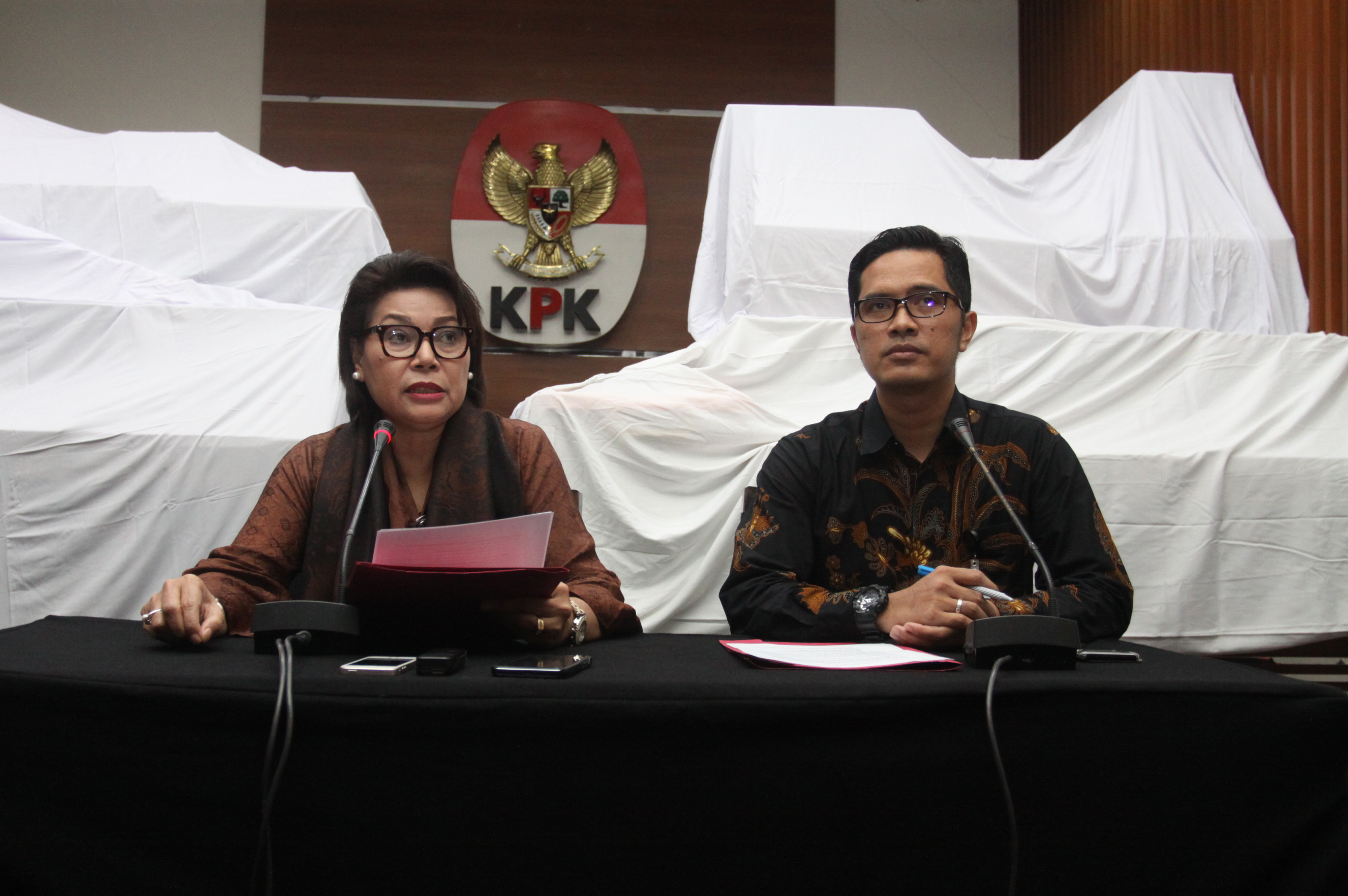 Wakil Ketua KPK Basaria Panjaitan memberikan keterangan pers terkait OTT Kasus Pupuk yang menjerat anggota DPR, kamis (28/3) malam.