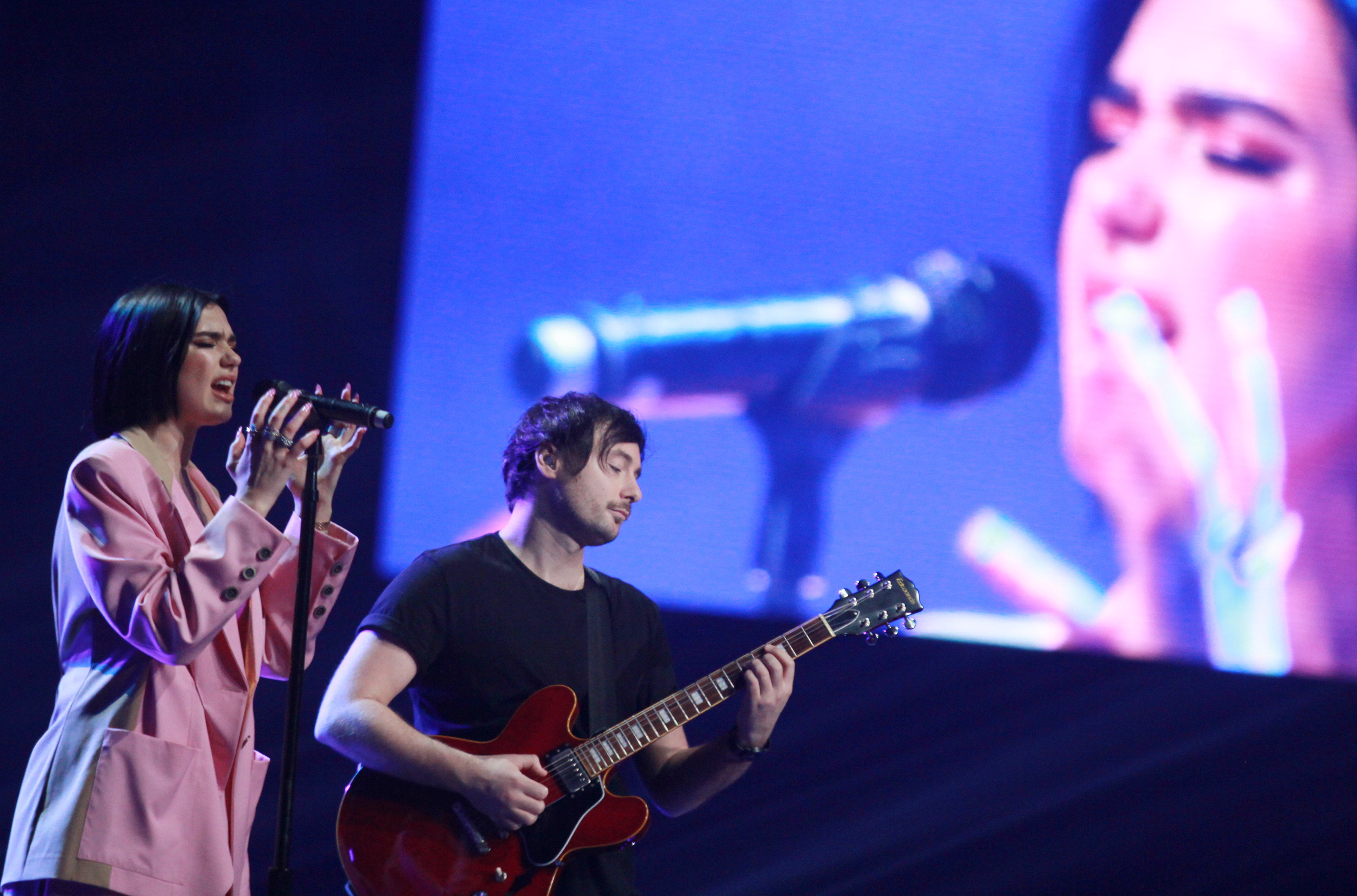 Popstar asal Inggris Dua Lipa tampil di Konser Lazada Super Party di ICE BSD, Serpong, Tangerang Selatan, Banten, Selasa (26/3/2019). Konser