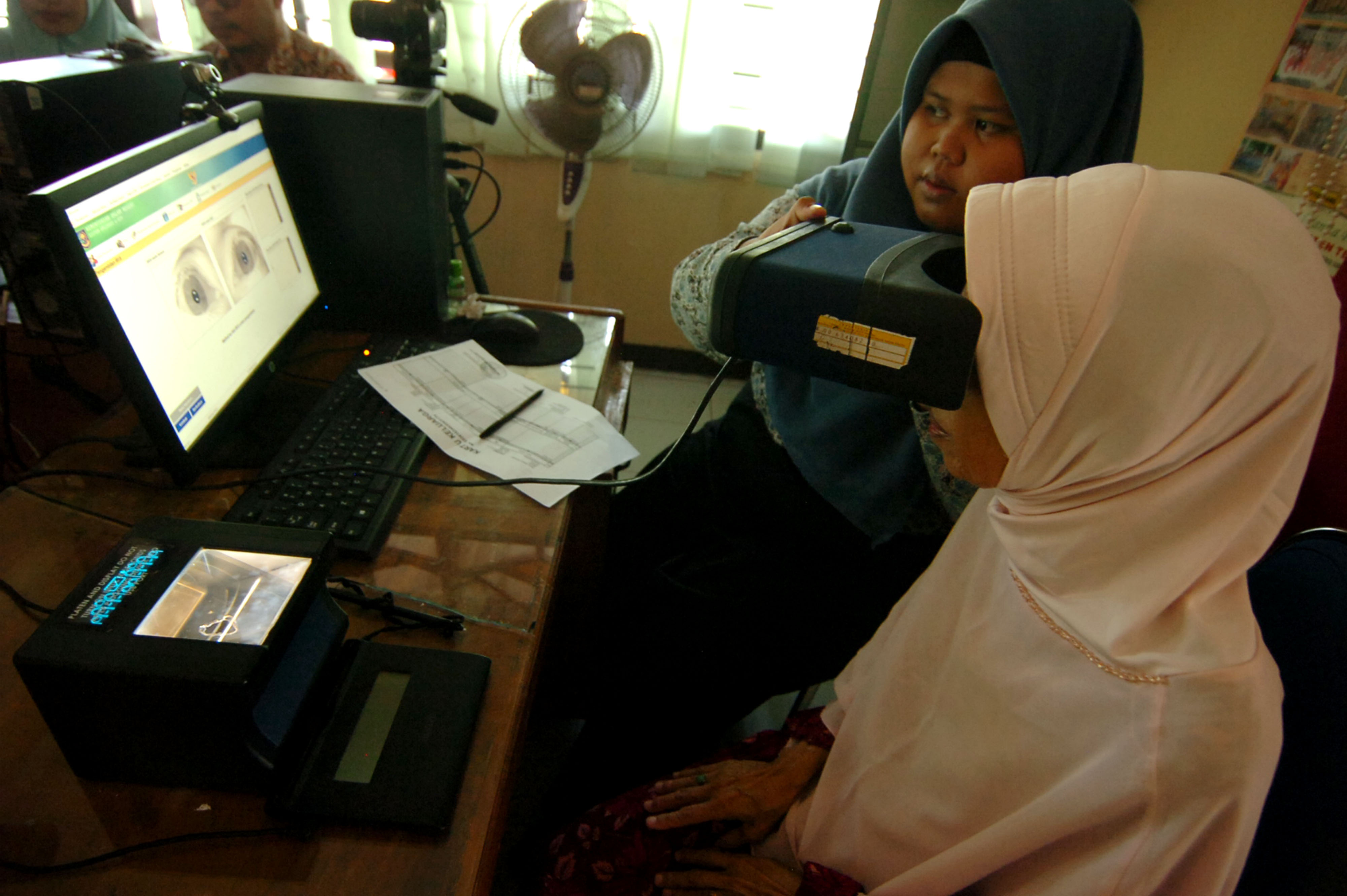  Petugas melakukan pemotretan KTP elektronik di Kantor Disdukcapil Kabupaten Tegal, Jawa Tengah, Kamis (28/3)