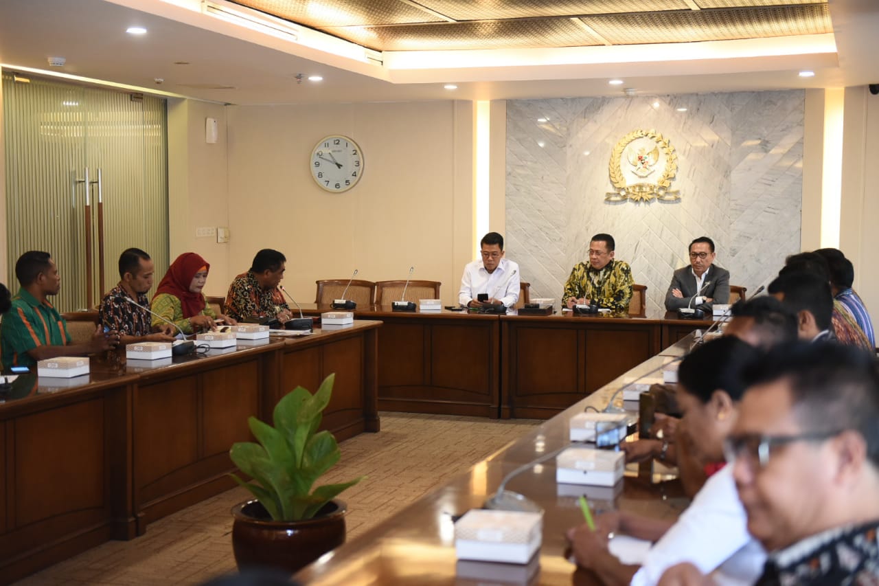 Ketua DPR Bambang Soesatyo (tengah) saat menerima perwakilan guru honorer se-Bali, NTT, dan NTB, di ruang kerja Ketua DPR RI, Jakarta, Senin (18/3).
