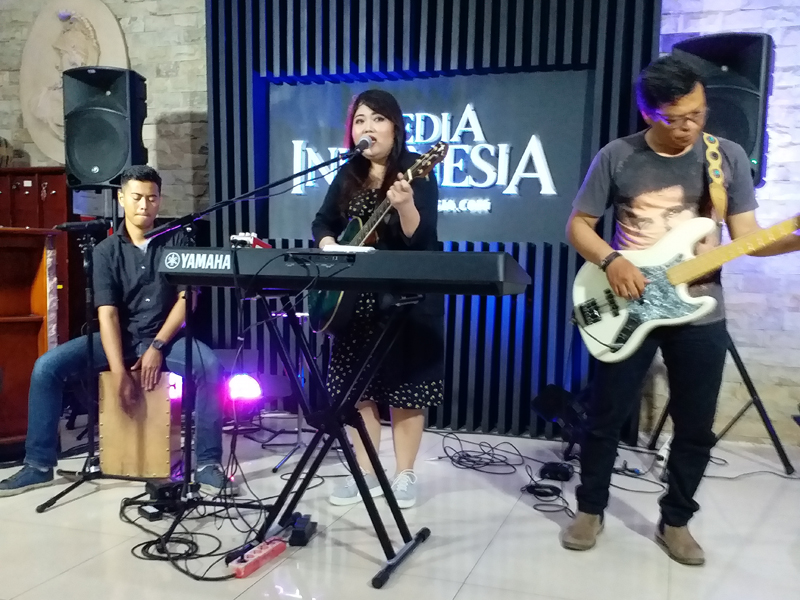 Riani Sovana (tengah) saat tampil di Media Indonesia, Kamis (28/3).