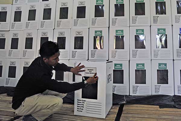 Upaya KPU Jatim Kirim Logistik Pemilu dengan Kapal Perang