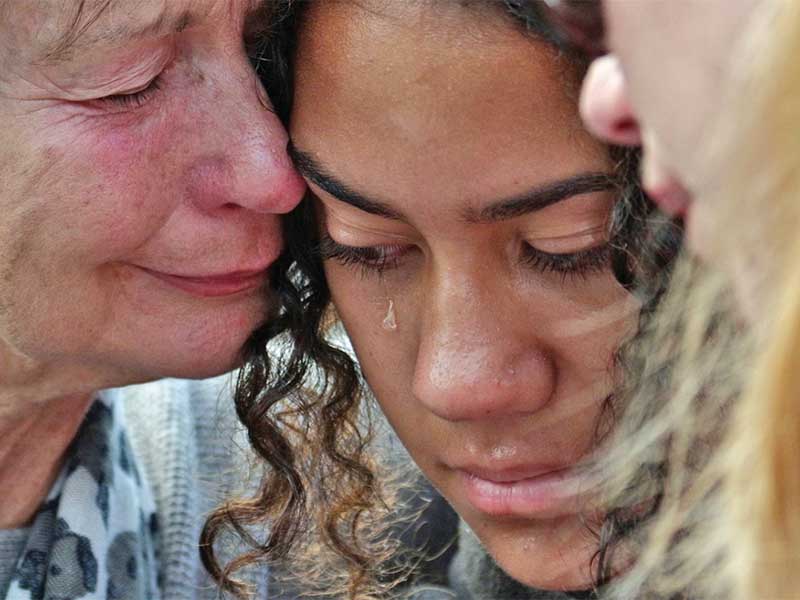 Warga menangis setelah meletakkan karangan bunga sebagai ungkapan duka untuk korban penembakan di Masjid Al-Noor dan Masjid Lindwood Ace, Christchurch, Selandia Baru, Minggu (17/3/2019)